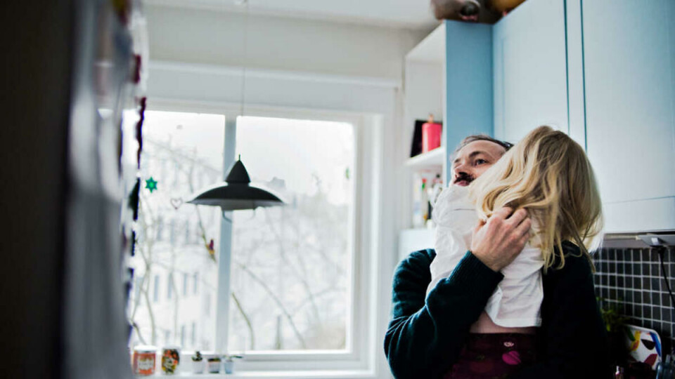 NATTA PAPPA: Seksåringen vil ha nattklem før pappa prater videre. Det er heldigvis ikke så ofte at leiligheten invaderes av journalister - bortsett fra av Sætre selv.