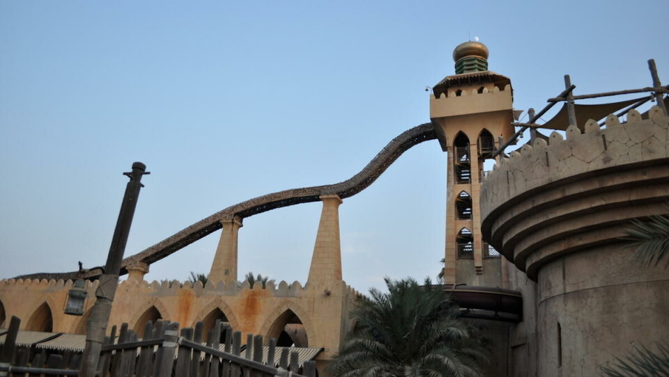 Sklietester: Den 22 år gamle teknologidesignstudenten Seb Smith er kjempeglad for å få betalt for å teste vannsklier verden over. Avbildet er en av verdens raskeste vannsklier; Jumeirah Sceirah i Dubai. FOTO: Wikimedia Commons/FlickreviewR