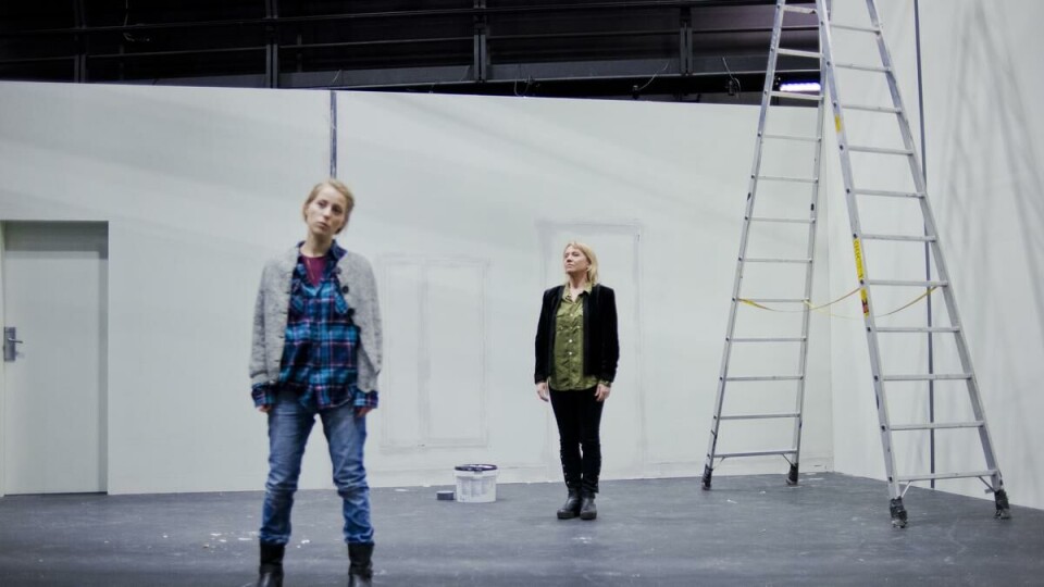 Maria Sand (31): Skuespiller. Går fjerdeåret på Teaterhøgskolen i Oslo etter å ha tatt de tre første årene i Roma. Har blant annet jobbet for Det Norske Teatret, Riksteatret, TV 2-serien Hvaler og komiserien Nattskiftet.
Elisabeth Sand (59): Skuespiller. Ansatt på Det Norske Teatret siden 1975. Har hatt mange roller i norske filmer og TV-serier.