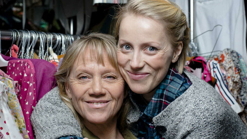 Maria Sand (31): Skuespiller. Går fjerdeåret på Teaterhøgskolen i Oslo etter å ha tatt de tre første årene i Roma. Har blant annet jobbet for Det Norske Teatret, Riksteatret, TV 2-serien Hvaler og komiserien Nattskiftet.
Elisabeth Sand (59): Skuespiller. Ansatt på Det Norske Teatret siden 1975. Har hatt mange roller i norske filmer og TV-serier.