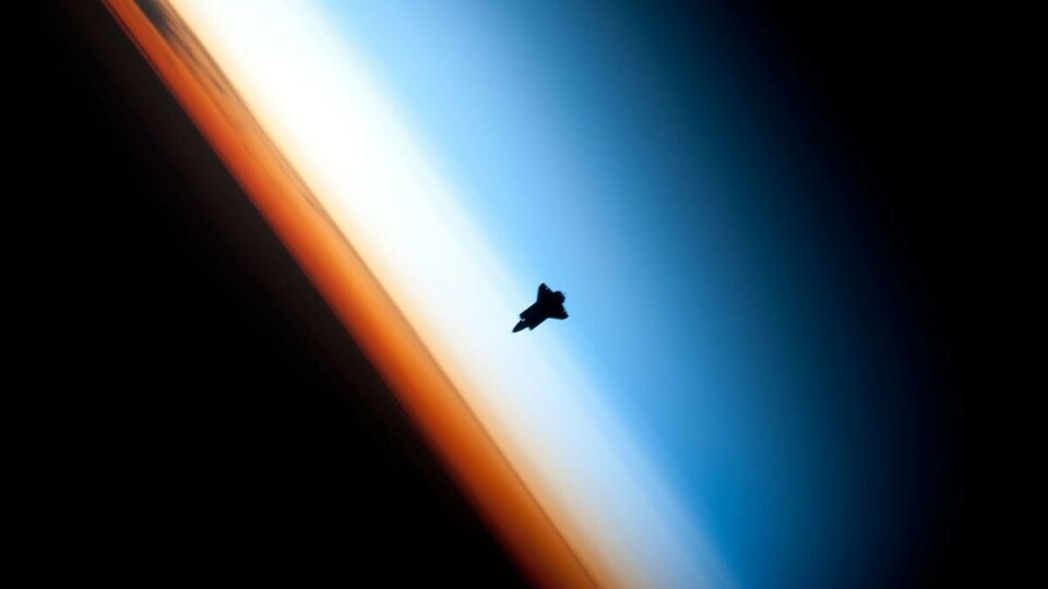 Ditt neste wallpaper? Romfergen Endeavour på vei til jordas koselige overflate. Tatt av NASA, ved mannskapet «Expedition 22».