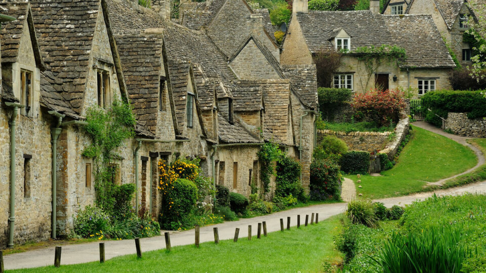 Gammeldags: Selvsagt er det britisk. På bildet ser man Arlington Row i Bibury, England. Bygd i 1830 og var opprinnelig ull-butikker, før det fra 17. århundre ble brukt til veving. Tatt av Saffron Blaze.