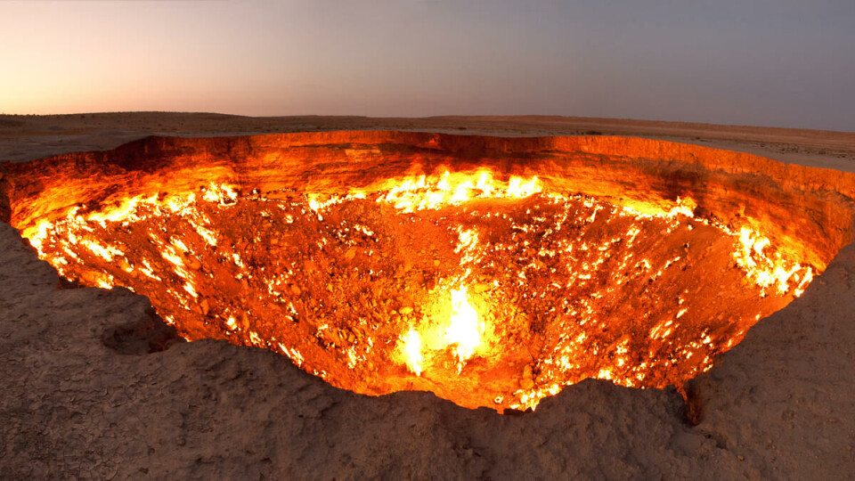 Passende navn: Bilder av varme områder både på jorda og i verdensrommet er tydeligvis «inn» i år. Her har vi stedet «Door to hell» i Turkmenistan, et naturlig gasfelt som har brent konstant siden 1971. Tatt av (norske) Tormod Sandtorv, endret/sammensatt av brukeren Hellbus.