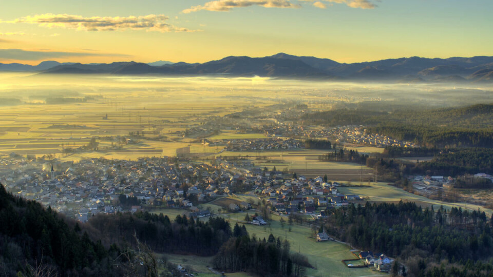 Ikke noe Instagram: Tåke og merkverdige farger kan gi gode bilder. Her ser vi mot Škofja Loka i Slovenia. Tatt av Mihael Grmek.