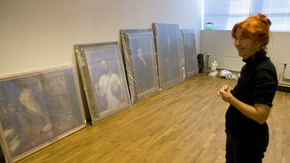 NOE FOR ENHVER SMAK: Kunstforvalter ved UiO Ulla Uberg ser på noen av maleriene og tror at det vil finnes noe for enhver smak på utstillingen.