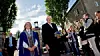 Kong Harald og rektor Yngvild Wasteson går foran et følge ved veterinærhøgskolen.