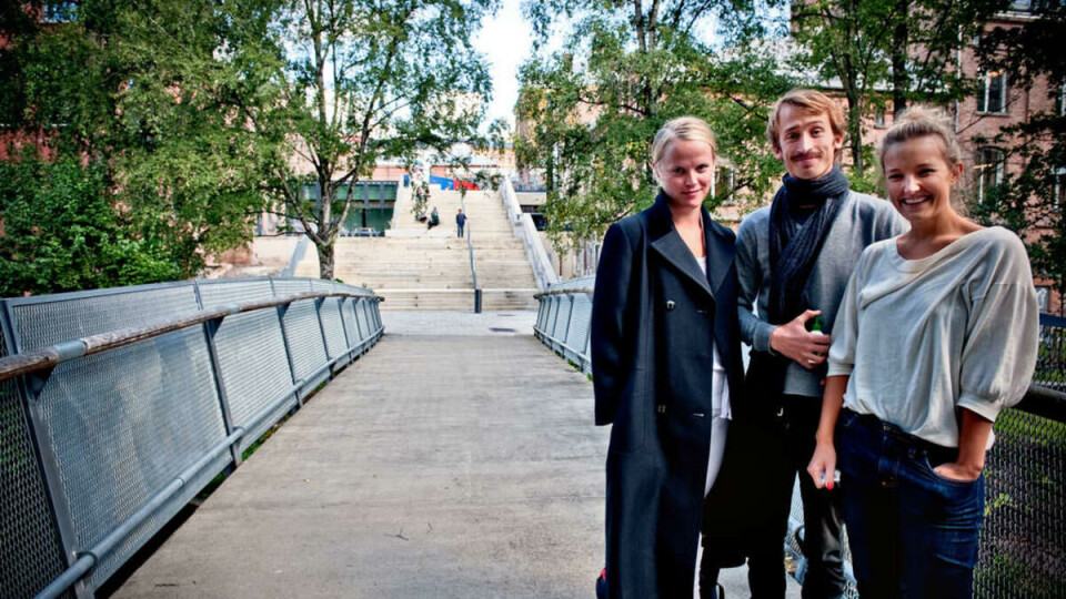 BAKTRUPPEN: F.v. Kristin Helgebostad i midten Eivind Seljeseth begge på koreografi master og Ine Marie Wilman, fjerde året skuespill er alle med i Baktruppen.Skuespillet handeler om å feire de enkle gledene, en naiv måte å ta opp en vanskelig tematikk. Handler om å ikke ha kontroll. En ny måte å komme frem til nytt materiale. Nye koblinger.