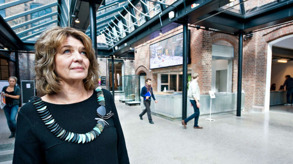 FORNØYD REKTOR:Rektor Cecilie Broch Knudsen er storfornøyd med både ny skole og åpningsdagen. Her er hun i resepsjonsområdet på KHiO.