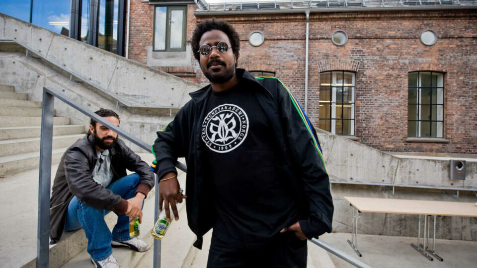 MISFORNØYD:Cassius Fadlabi går 1. året på Kunstakademiet. Selv om skolen er flott og ny, er det noe som plager han.
– Alle skiltene står på norsk. Selv om dette skal være en internasjonal skole, sier han.