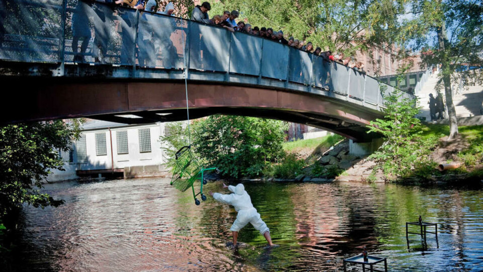 ISCENESATT SELVMORD: Stykket «I can’t believe it’s not suicide» handler om å feire de enkle gledene, en naiv måte å ta opp en vanskelig tematikk.