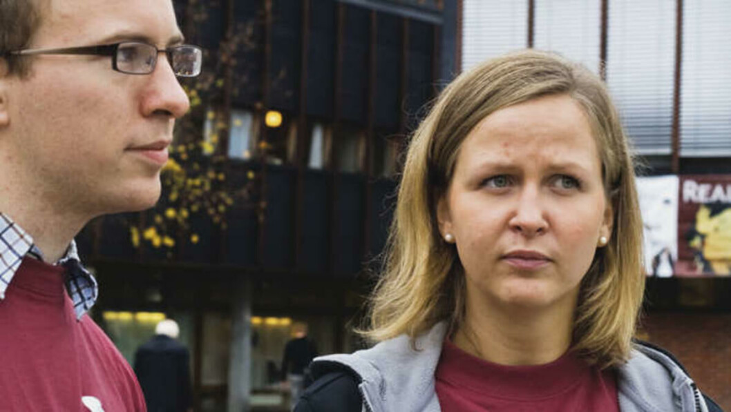 HEI, HAR DU DET BRA? Erling Hillestad i NSU og Marianne Rustberggard i Velferdstingets arbeidsutvalg deler ut løpesedler om psykisk helse til studenter på Frederikkeplassen. HEI, HAR DU DET BRA? Erling Hillestad i NSU og Marianne Rustberggard i Velferdstingets arbeidsutvalg deler ut løpesedler om psykisk helse til studenter på Frederikkeplassen.