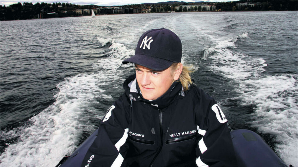 TØFFER: Joachim Storksen passer på nye lærevillige seilere fra gummimotorbåten sin.