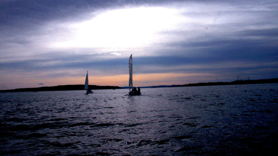 SEILER: AQuilas regatta sist søndag snegler seg avgårde.