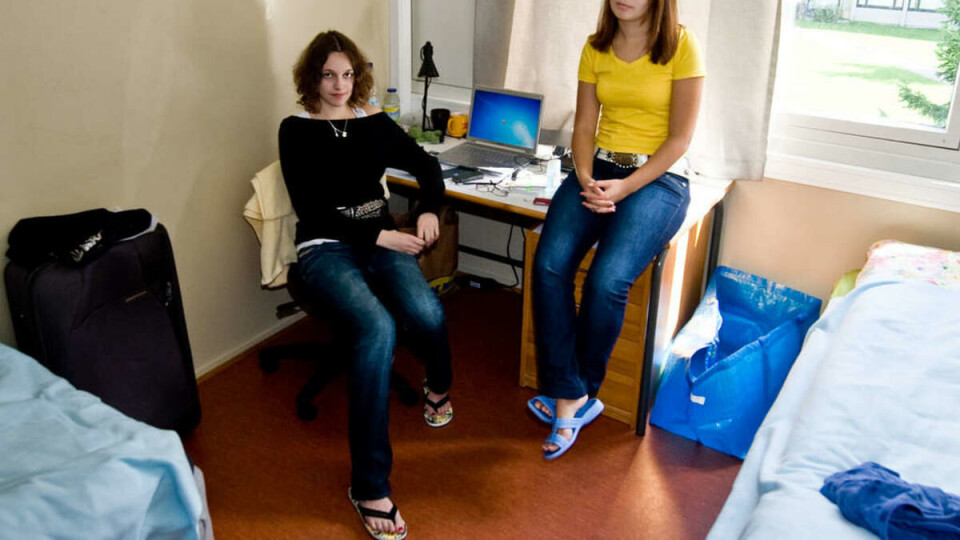 NI KVADRATMETER: Kate Makhnovskaya og Natalya Semenova deler dette rommet på Kringsjå. Sengene kan ikke settes opp mot veggen, og de må dele på felles skrivebord og internettuttak.
