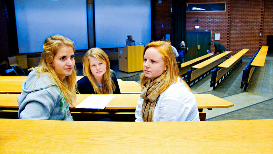 SKUFFET: Studentene ved bachelorprogrammet i europastudier Pernille Stordrange, Marthe Turnes Brøndbo og Marthe Dokka Blybakken er skuffet over at ikke forskerne ved ARENA er mer involvert i undervisningen.