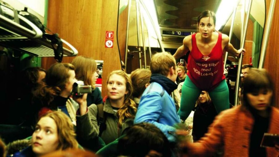 ANNERLEDES TOGREISE: Samtidsdansstudent Victoria Sinding Harstad på 18:17-toget til Sandvika.