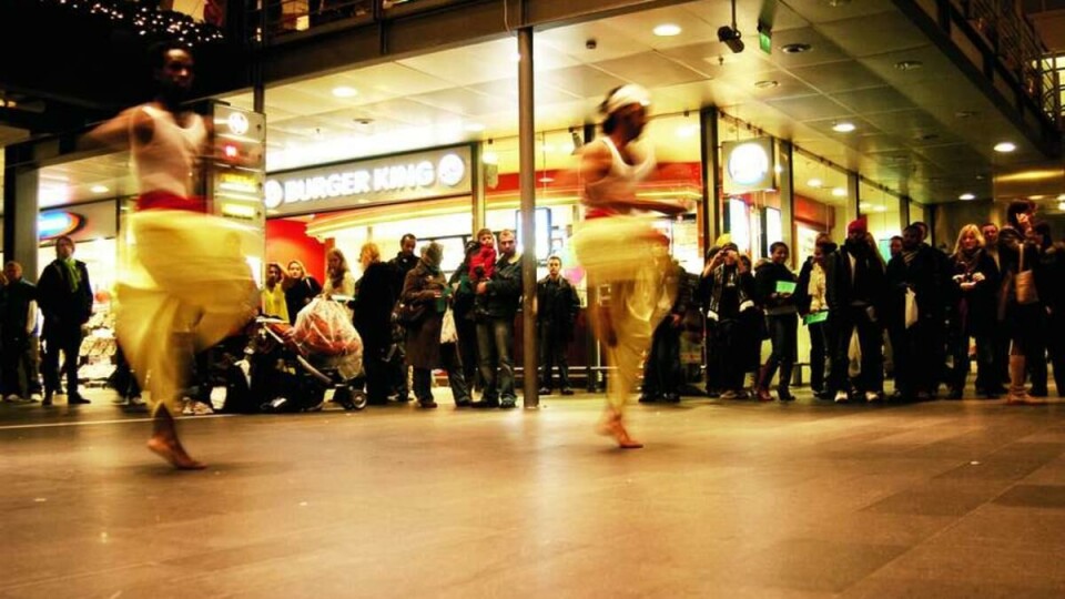I DET OFFENTLIGE ROM: KHiO-studentene Simba Fulukia og Sudesh Adhana bruker Oslo S.