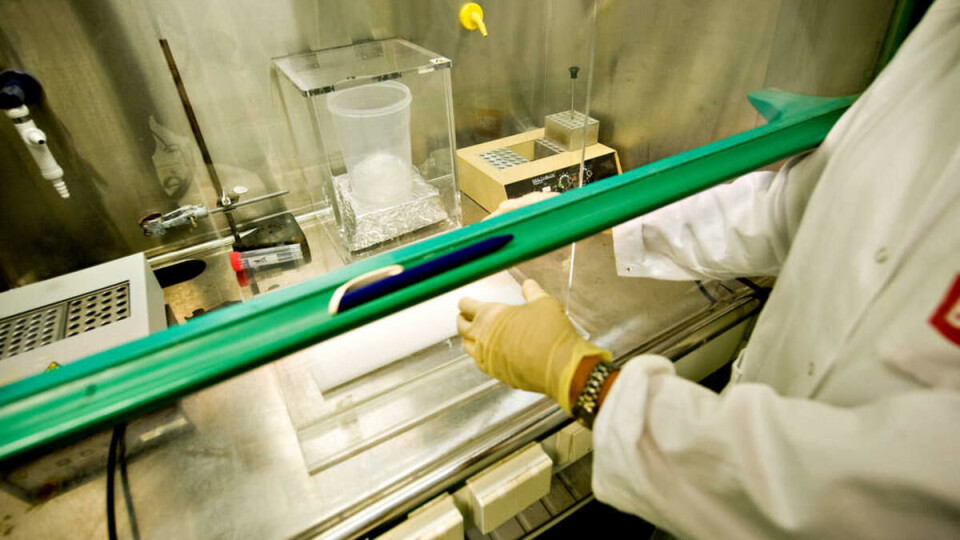 RADIOAKTIVE FORSØK: Bak dette plexiglasset jobber de ansatte ved Bioteknologisenteret med radioaktive forsøk. Når forsøkene er over, skal prøvene legges på sikre steder. En person glemte å gjøre dette i juni, og radioaktivt materiale ble derfor stående fremme på en arbeidsbenk.