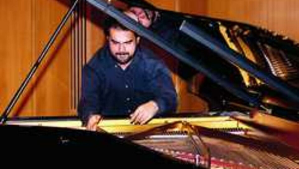 SVENSK PERFEKSJONISME: Diplomstudent Mikael Holmlund i aksjon med sin tolkning av Brahms. Noen timer senere ble han den nye eieren av Kjell Bækkelunds flygel.