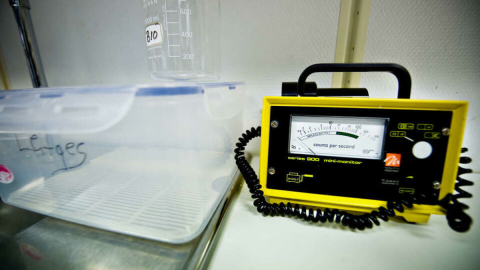 MÅLER RADIOAKTIVITET: Med dette apparatet ble den radioaktive glippen oppdaget. -- Man bruker apparatet til å sjekke at man har renset opp alt etter seg. Man kan risikere å søle under forsøkene, og det er det vi ønsker å unngå med sikkerhetsrutinene våre, sier overingeniør Liv Elisabeth Alver Bjørland.