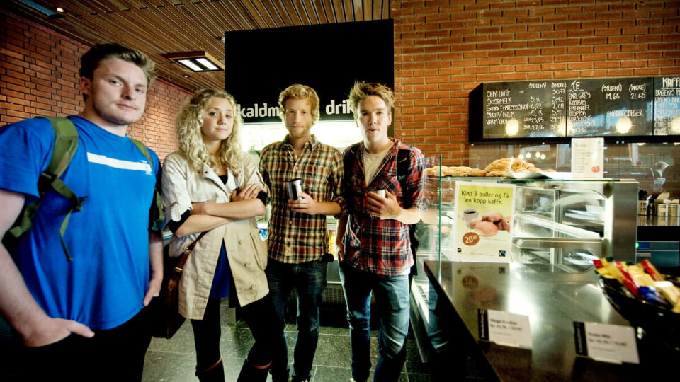 PRISKAOS: Studentene Lars Sætren, Maja Gudim Burheim, Martin Skjeraasen og Thov Norbø synes pristavlene på kafé Trygve ser ut som bensinpriser.