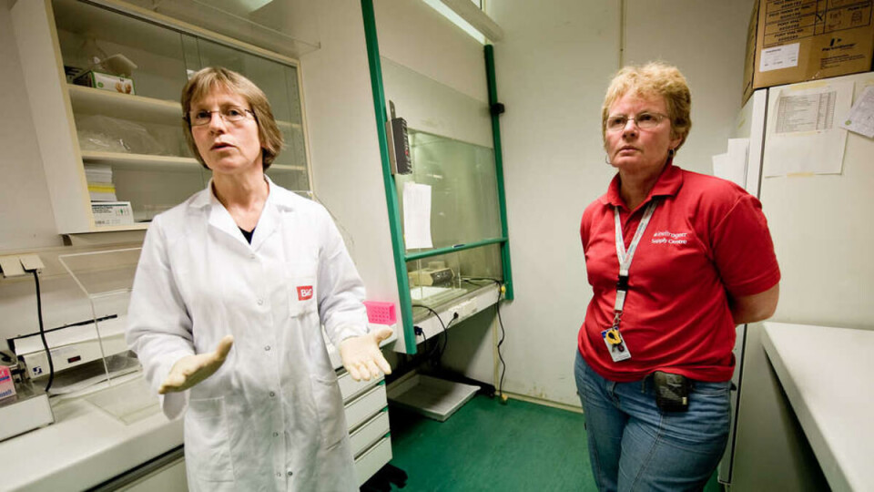 MULIGE SPRÅKPROBLEMER: Overingeniør Liv Elisabeth Alver Bjørland (t.v.) og strålekoordinator Jorun Solheim ved Bioteknologisenteret forteller at språkproblemer kan være en mulig årsak til den radioaktive glippen. Solheim har ikke på seg lab-frakk på bildet, ettersom hun befinner seg i laben kun for å gi Universitas en omvisning.