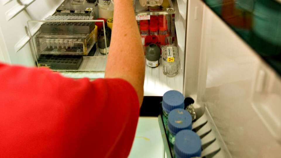 MÅLER RADIOAKTIVITET: Med dette apparatet ble den radioaktive glippen oppdaget. -- Man bruker apparatet til å sjekke at man har renset opp alt etter seg. Man kan risikere å søle under forsøkene, og det er det vi ønsker å unngå med sikkerhetsrutinene våre, sier overingeniør Liv Elisabeth Alver Bjørland.