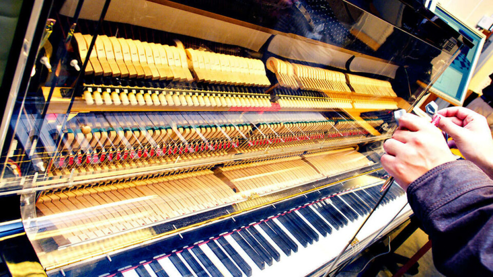 KAOTISK: Dette pianoet, som er fjernstyrt og nokså uregjerlig, er visstnok ikke bygget i forskningsøyemed, men mer for å vise hva man kan gjøre med teknologien. Også er det jo lidderlig morsomt, da.