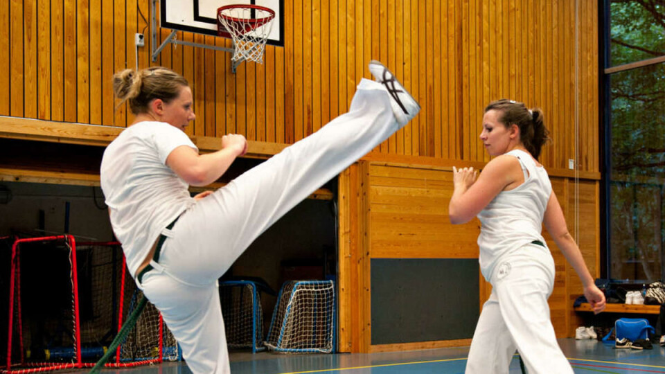 AKROBATIKK: Anne Leifsdatter Grønlund og Kirsti Eidsvik har drevet med capoeira i over åtte år.