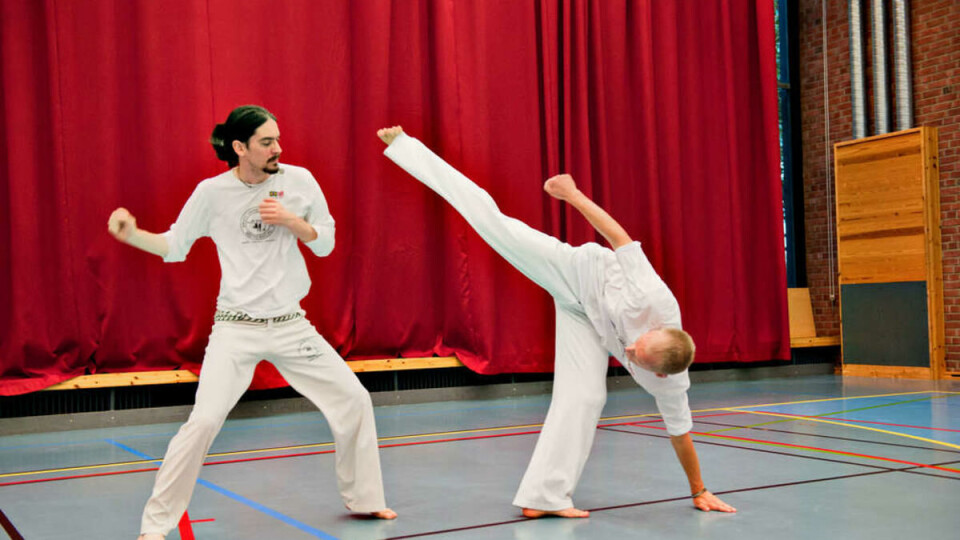 KAMPDANS:Anne Leifsdatter Grønlund og Kirsti Eidsvik øver på en av de åtte sekvensene i capoeira. Hensikten er å angripe motstanderen og beskytte seg selv. Målet er å ha det gøy.