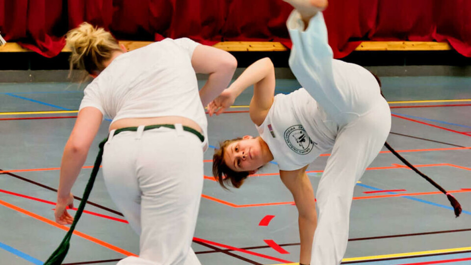 KAMPDANS:Anne Leifsdatter Grønlund og Kirsti Eidsvik øver på en av de åtte sekvensene i capoeira. Hensikten er å angripe motstanderen og beskytte seg selv. Målet er å ha det gøy.