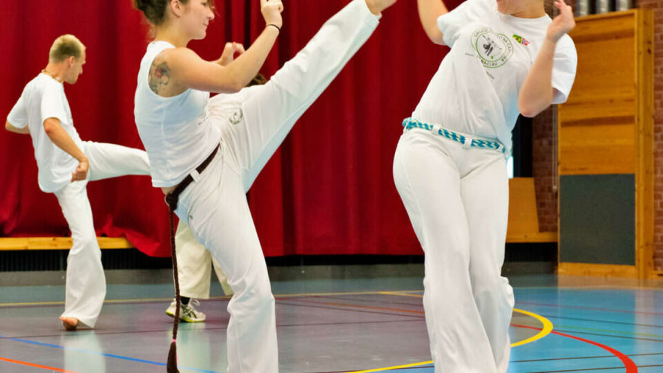 KAMPDANS:Anne Leifsdatter Grønlund og Kirsti Eidsvik øver på en av de åtte sekvensene i capoeira. Hensikten er å angripe motstanderen og beskytte seg selv. Målet er å ha det gøy.