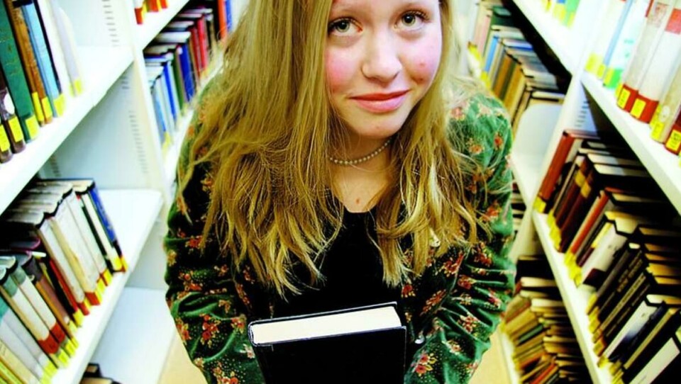 INVITERER: Anita Christensen, leder av Forfatteraften, oppfordrer alle til å ta med gode venner, drikke billig vin og møte forfattere.