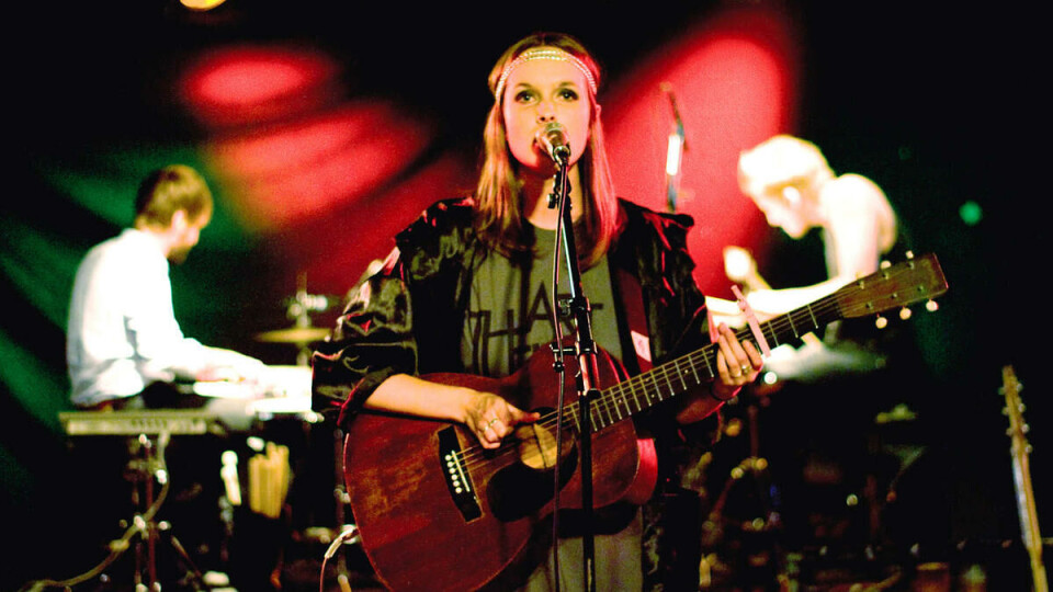 NEO-HIPPIE: Svenske Nina Kinert entrer scenen som en mørk Nancy Sinatra.