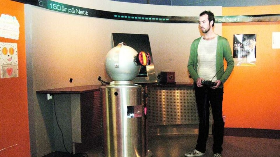 KOLLEGER: Isak og Anders Ravik Jupskås, masterstudent i statsvitenskap, jobber sammen på museum.