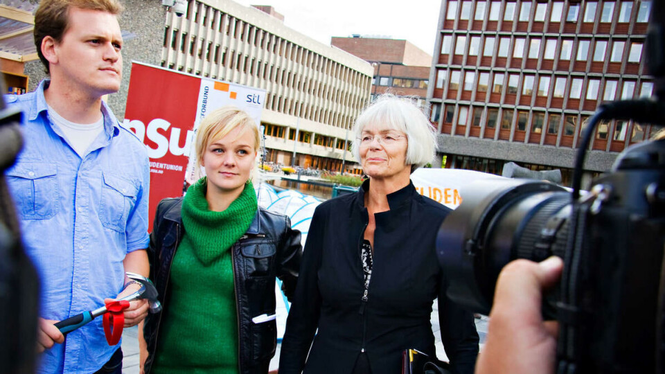 BYGG BOLIGER: Leder i Studentenes Landsforbund, Øistein Svelle, og leder i Norsk Studentunion, Ingvild Reymert, ga statsråd Tora Aasland en hammer slik at hun skal kunne banke inn budskapet om at det må bygges flere studentboliger.