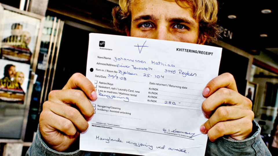 SUR REGNING: Mathias Johannessen ble irritert da han fikk denne regningen for «vask av lister» etter at han flyttet ut av hybelen sin på Bjølsen.