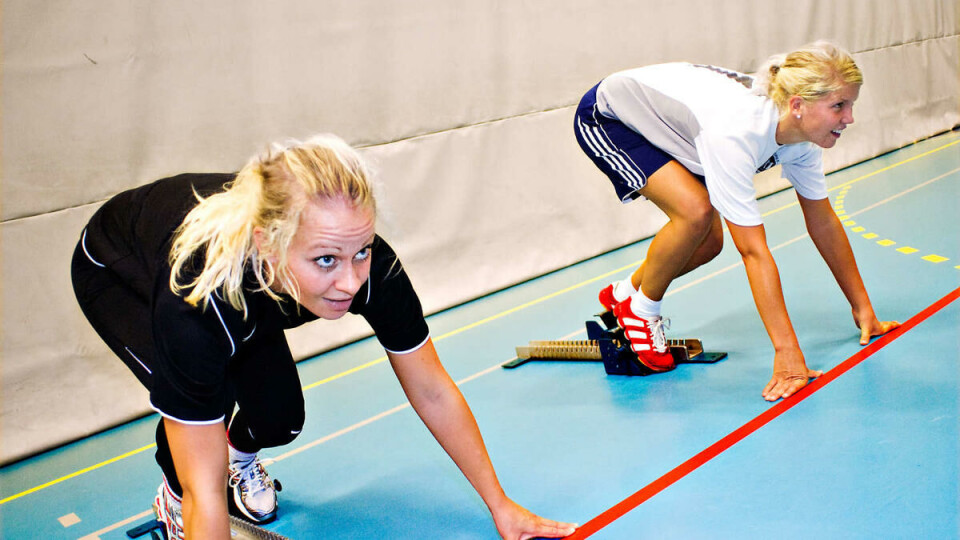 MOT STRØMMEN: Helene Greeny (21) og Siril Flaa Eieland (20) går på bachelorprogrammet for faglærerutdanning i kroppsøving og idrettsfag ved Norges Idrettshøgskole, og tror ikke de kommer til å nøye seg med bachelor. -- Det er morsomt å gå her, og jeg triv