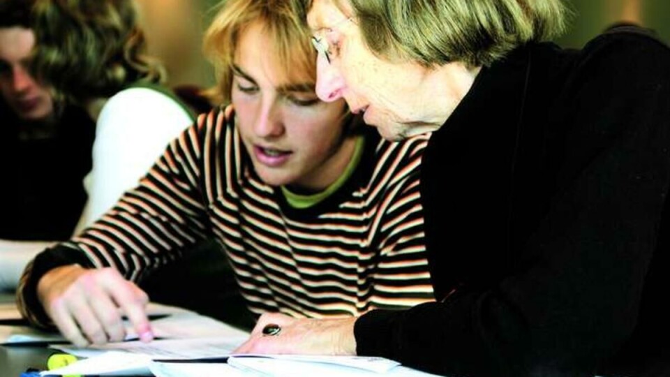 GOD STEMNING: -- Det er veldig inspirerende å studere! Hvertfall her på Institutt for musikkvitenskap (IMV). Det er så mange flotte ungdommer her, og gutta er så søte. Berit Schjøll er ikke fremmed for å spørre om hjelp, selv om Einar Haugseth er seks tiår yngre.