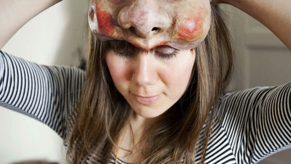 NAVNLØS: Ingvild både lager og spiller med masker, og har flere liggende på soverommet. Denne er fra Canada, og er fortsatt like forvirret etter mange ganger på scenen.