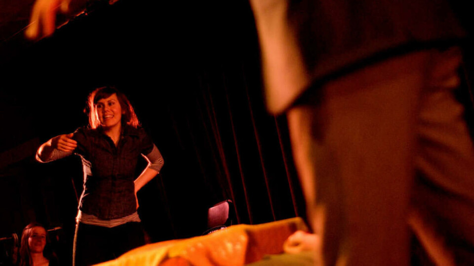 HALVVEISKONKURRANSE: På scenen med improgruppa Teater Liksom. Instruktøren gir en setting: Så er det er bare å sette i gang og spille skuespill. Hvis ikke publikum liker det de ser er det rett ut.