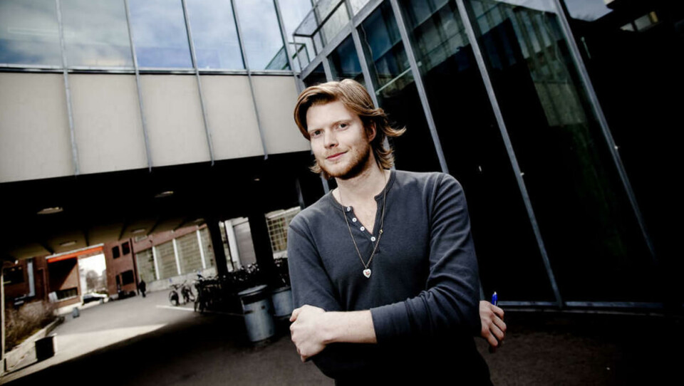 MELLOM KUNST OG KOMMERS: Lars Marcus Vedeler er veldig fornøyd med AHO, og fagprofilen han beskriver som «et sted mellom KHiO og NTNU». -- Det er så deilig å være her og jobbe tolv timer daglig før man går ut og drikker øl, hele studentgreia. Jeg blir nesten panisk når jeg tenker på at jeg snart skal ut i arbeidslivet.