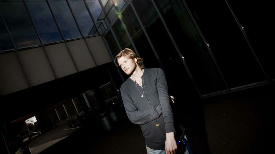 MELLOM KUNST OG KOMMERS: Lars Marcus Vedeler er veldig fornøyd med AHO, og fagprofilen han beskriver som «et sted mellom KHiO og NTNU». -- Det er så deilig å være her og jobbe tolv timer daglig før man går ut og drikker øl, hele studentgreia. Jeg blir nesten panisk når jeg tenker på at jeg snart skal ut i arbeidslivet.