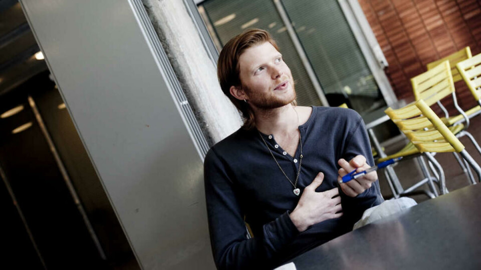 MELLOM KUNST OG KOMMERS: Lars Marcus Vedeler er veldig fornøyd med AHO, og fagprofilen han beskriver som «et sted mellom KHiO og NTNU». -- Det er så deilig å være her og jobbe tolv timer daglig før man går ut og drikker øl, hele studentgreia. Jeg blir nesten panisk når jeg tenker på at jeg snart skal ut i arbeidslivet.