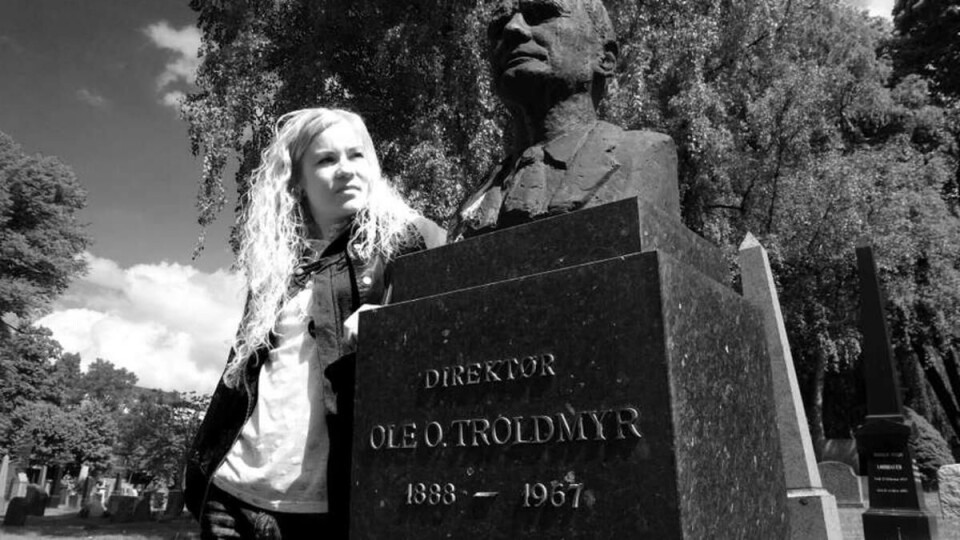 UNDERLIG MØTE: En dag støtte Maria Sundby på bysten til Ole Troldmyr på Vår frelsers gravlund. Da bestemte hun seg for å finne ut mer om mannen.