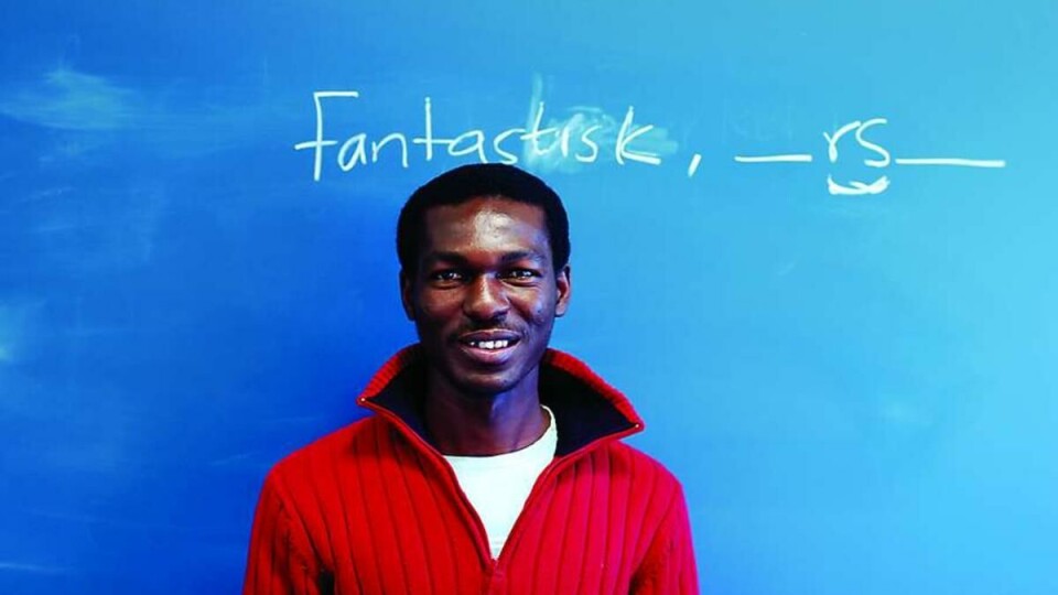 GHANA 2: -- Fantaskisk er et vanskelig ord, erklærer Samuel Buer, og rekker å stave feil på tavla, før hjelpsomme medelever kommer ham til unnsetning.
-- Hva sa jeg, hehe, smiler Samuel, og finner frem svampen.
-- Det er vanskelig!