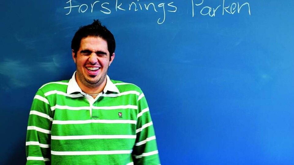 IRAN: Ikke alltid like lett å manøvrere på campus. Akbar F. Moghaddam sliter med å spørre om veien til Forskningsparken, men øvelse gjør mester!