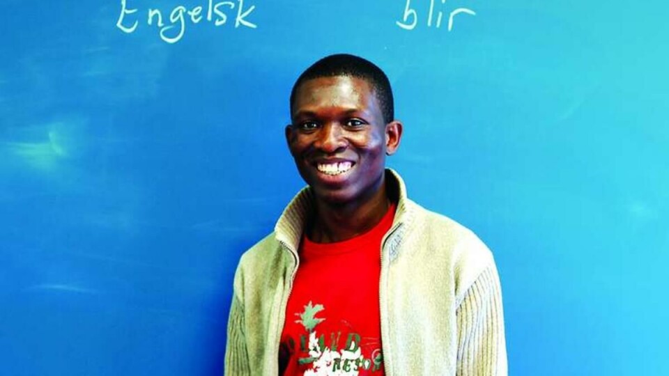 GHANA 1: Enkelte ord stokker seg for Paul Poku Nkrwah. Han er ikke vant til å uttale kombinasjonen av l og s og l og r. Ordet engelsk for eksempel, er komplisert.
--Ng-lsk, ng-lsk, ng-lsk, prøver han, og flirer mens han skriver på tavla.