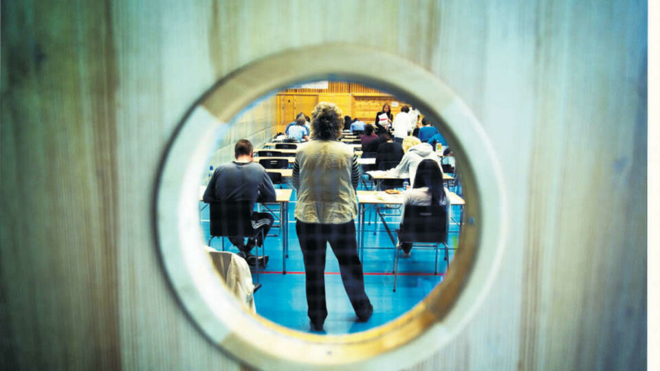GJENNOM VINDUET: Eksamen pågår og studentene skriver så blekket spruter. Eksamensvaktene står parate til å hjelpe med nye forsyninger ark, tomprat i luftepausen og mental støtte.