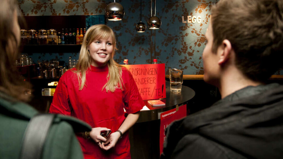 KAFFE OG PREMIER:Fadderrekrutterer Ida Bohlin overbeviser med gratis kaffe og løfter om fine premier.